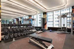 多伦多Canopy By Hilton Toronto Yorkville的健身房,配有许多跑步机和机器