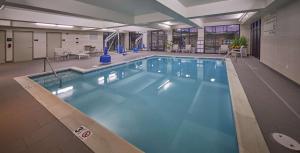 胡德里弗胡德里弗汉普顿套房酒店的大楼内一个蓝色的大型游泳池