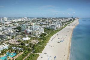 迈阿密海滩Hilton Bentley Miami South Beach的享有海滩和海洋的空中景致