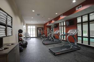 阿德莫尔阿德莫尔汉普顿酒店及套房 的一间健身房,里面配有跑步机和椅子