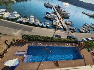 奥米沙利Villa GAJ的码头游泳池的顶部景色