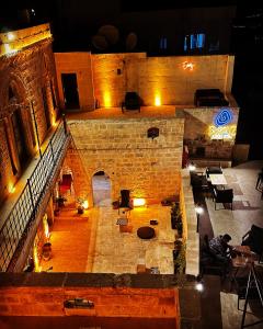 马尔丁Fairouz Konak Otel的夜间从空中欣赏大楼的景色