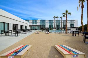 帕姆代尔瑞玛达酒店的一座带游泳池和桌子的建筑,棕榈树