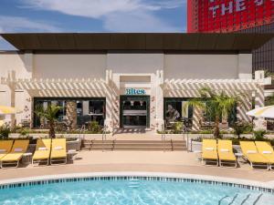 拉斯维加斯Las Vegas Hilton At Resorts World的一座带椅子的酒店游泳池以及一座建筑