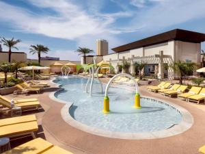 拉斯维加斯Las Vegas Hilton At Resorts World的度假村内带水滑梯的游泳池