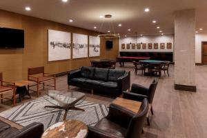 圣安东尼奥Estancia del Norte San Antonio, A Tapestry Hotel by Hilton的客厅配有皮革家具和台球桌