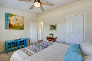 普雷斯科特山谷Prescott Valley Retreat with Private Hot Tub!的一间卧室配有一张床和吊扇