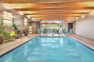 哈里斯堡Home2 Suites By Hilton Harrisburg的一座拥有木制天花板的酒店游泳池