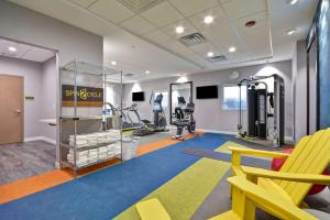 杰克逊Home 2 Suites By Hilton Jackson的健身房,带跑步机的健身房