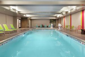 盐湖城盐湖城东希尔顿欣庭套房酒店的大楼内一个蓝色的大型游泳池