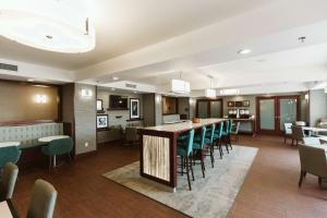 俾斯麦俾斯麦汉普顿酒店的大型用餐室配有长桌和椅子