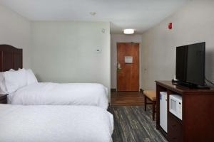 海伦娜海伦娜汉普顿酒店的酒店客房设有两张床和一台平面电视。