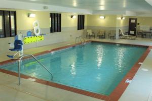Whitestown西北印第安纳波利斯/宰恩斯维尔汉普顿酒店的在酒店房间的一个大型游泳池