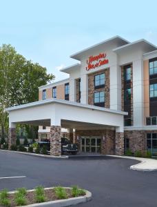 米堤亚Hampton Inn & Suites Philadelphia/Media的享有酒店正面景色,设有停车场