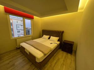 MidyatXANTHOS APART HOTEL Midyat Merkezde的一间小卧室,配有床和窗户