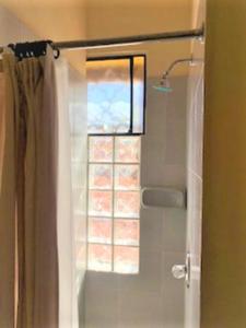 危地马拉Casa Carmel Bed & Breakfast的浴室设有窗帘和窗户