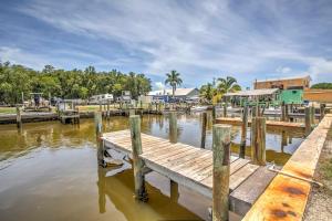 大沼泽地市Everglades City Trailer Cabin with Boat Slip!的船坞,船身上,船屋背景