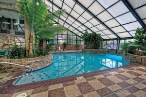 孟菲斯孟菲斯希尔顿逸林酒店的一个带玻璃天花板的室内游泳池