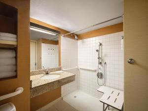 丹佛丹佛樱桃溪费尔菲尔德客栈的一间带水槽和淋浴的浴室
