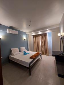 拉斯苏德尔La Perla Resort Ras Sudr的一间卧室配有一张蓝色玩具的床