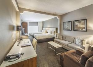南乌特南诺特希尔顿逸林酒店 的酒店客房设有床和客厅。