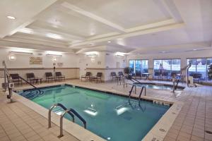 河头镇里弗黑德希尔顿花园旅馆的一座配有桌椅的酒店游泳池