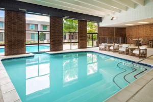 安娜堡DoubleTree by Hilton Ann Arbor, MI的蓝色的大游泳池,位于酒店客房内