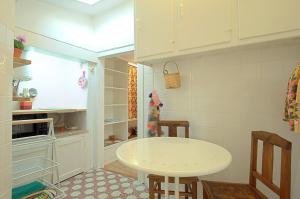 里斯本Stay local in Alfama! Deolinda central Home, amazing view的小厨房配有白色的桌子和炉灶。