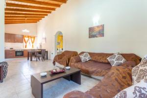 罗达Villa Popi的客厅配有沙发和桌子