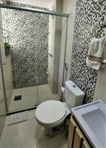 阿雷格里港Apartamento Completo 2 Quartos Wi-Fi 300 Mbps的带淋浴、卫生间和盥洗盆的浴室