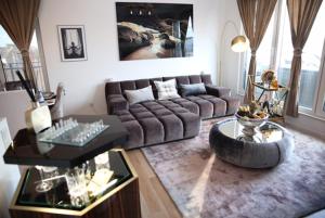 科隆RoyalDeluxe Penthouse by Kevany的带沙发和咖啡桌的客厅
