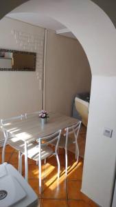 莱索Bonito y acogedor apartamento cerca de Donostia San Sebastián的拱门房里的桌椅