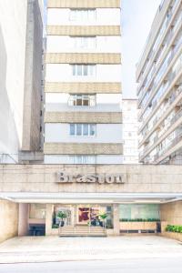 圣保罗Braston Augusta Hotel by Castelo Itaipava的前面有活塞标志的建筑