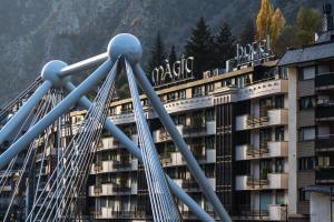 安道尔城Hotel Màgic Andorra的山前的酒店