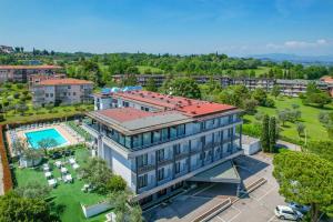 代森扎诺-德尔加达奥利维多酒店的享有带游泳池的建筑的空中景致