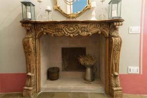 马达莱纳摩尔蒂尼酒店的壁炉上方设有镜子