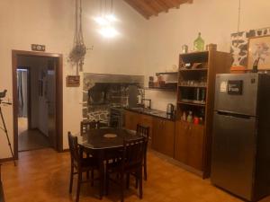 诺德什蒂Paraiso da Pedreira的厨房配有桌子和冰箱