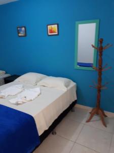 塔曼达雷Flat Porto dos Carneiros的蓝色的卧室,配有床和蓝色的墙壁
