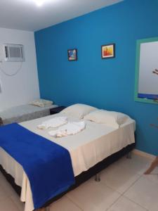 塔曼达雷Flat Porto dos Carneiros的蓝色的客房配有一张蓝色墙壁的床