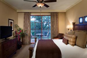 圣安东尼奥Hyatt Vacation Club at Wild Oak Ranch的一间卧室配有一张带吊扇和窗户的床。