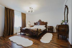 巴亚马雷CASA BARONULUI的一间卧室配有一张床和两块白色地毯