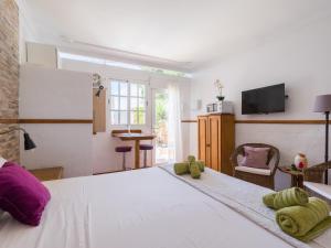 拉奥利瓦Casa Las Tuneras, Solo Adultos的一间卧室配有一张大床,提供紫色和绿色枕头