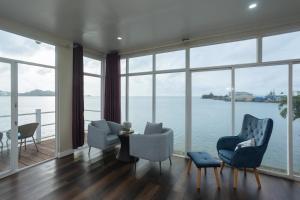 科罗尔Seaward 270 degrees deluxe ocean view room with queen bed的享有水景的客厅