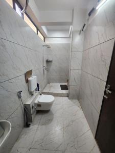 印多尔EL Dorado 11的一间带卫生间和水槽的浴室