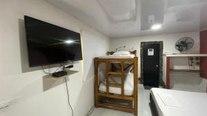 埃尔扎伊诺WAYANAY TAYRONA ECO HOSTEL的客厅设有壁挂式平面电视。