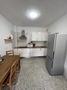 巴哈马尔VV_InfiniteViews的厨房配有木桌和冰箱。