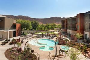 摩押Hoodoo Moab, Curio Collection by Hilton的享有带游泳池的度假村的空中景致
