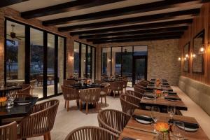 摩押Hoodoo Moab, Curio Collection by Hilton的餐厅设有桌椅和窗户。