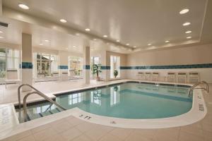 布里奇沃特布里奇沃特希尔顿花园旅馆的一座带游泳池的大楼内的大型游泳池