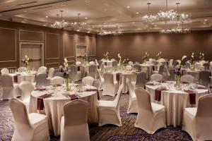 纽瓦克威尔明顿/克里斯蒂安娜希尔顿酒店的宴会厅配有桌椅和吊灯。